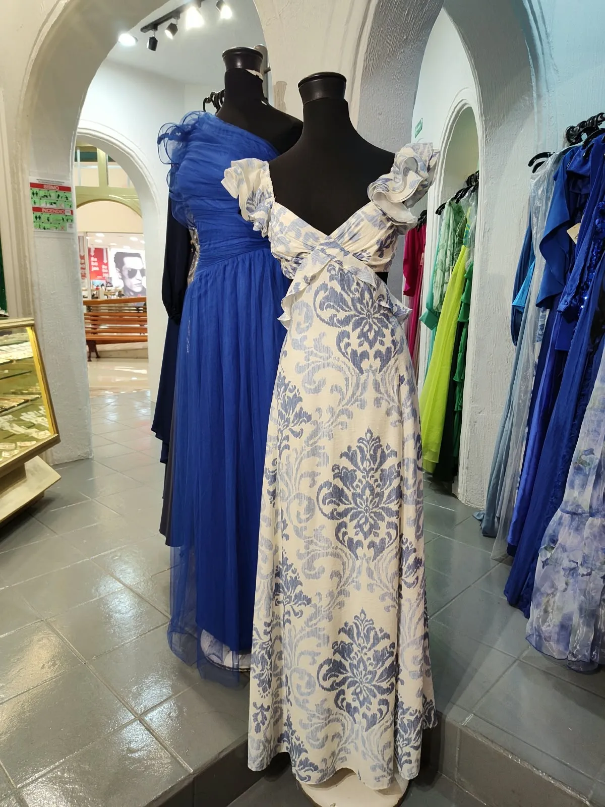 Vestido azul rey de tul y vestido blanco con estampado azul y manga de holán