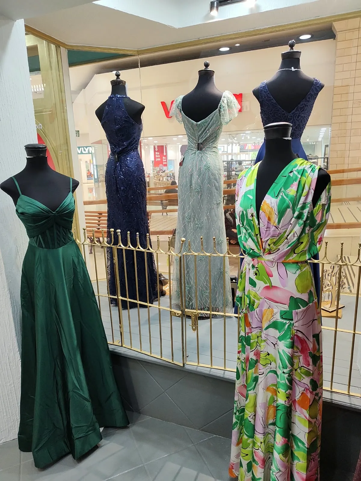 Vestido largo de satín verde esmeralda y vestido estampado de colores con escote en V