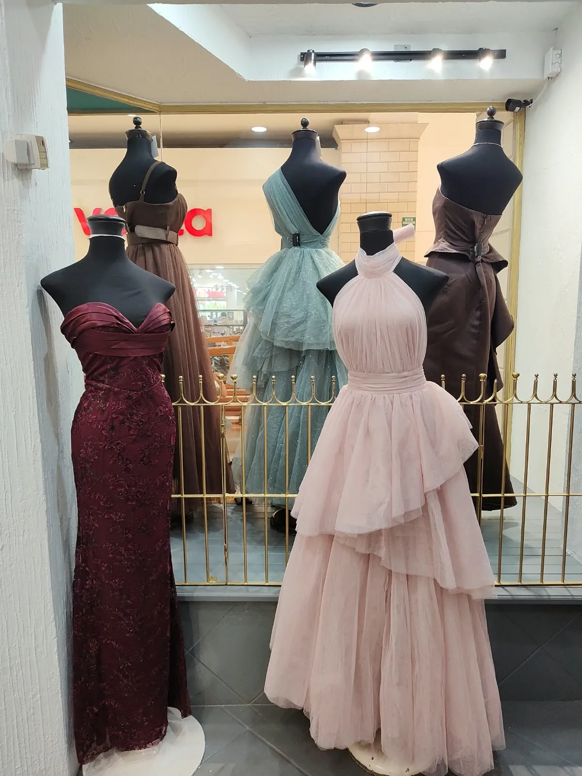 Vestido rosa palo de holanes con cuello halter y vestido vino de encaje